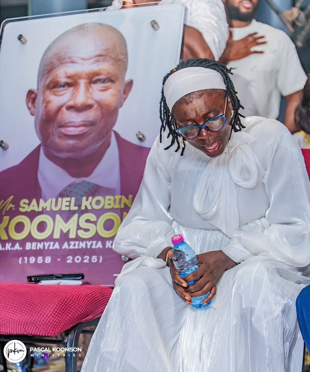 Emotional Moment as Pascal Koomson’s Mother Places Late Husband’s Photo Beside Her at Sing Out Experience